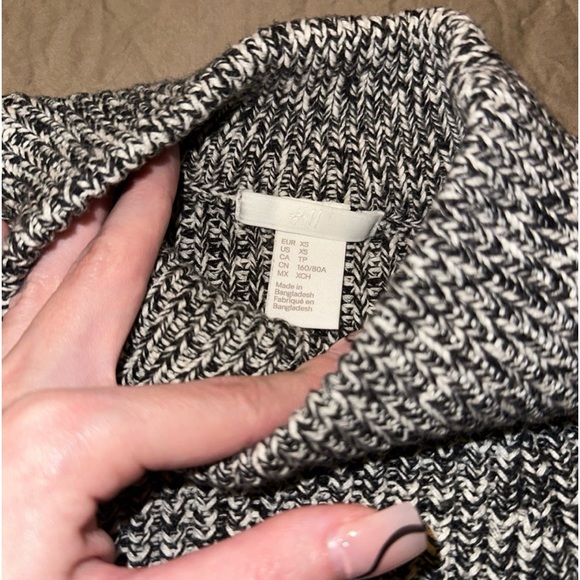 H&M Sweater Size Extra Small - Picture 2 of 2